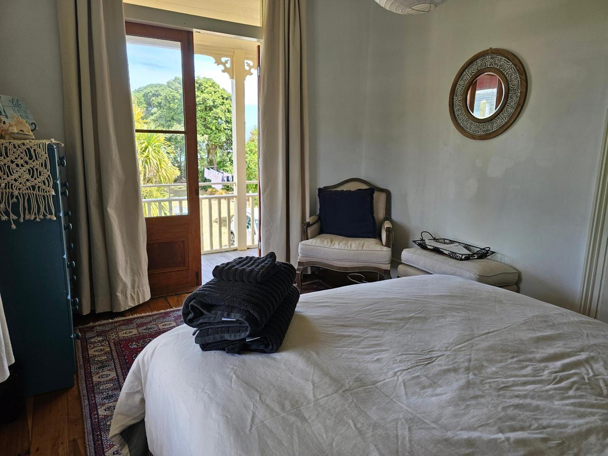 Brony'S Beachfront-Short And Long Term Stays Porirua Ngoại thất bức ảnh